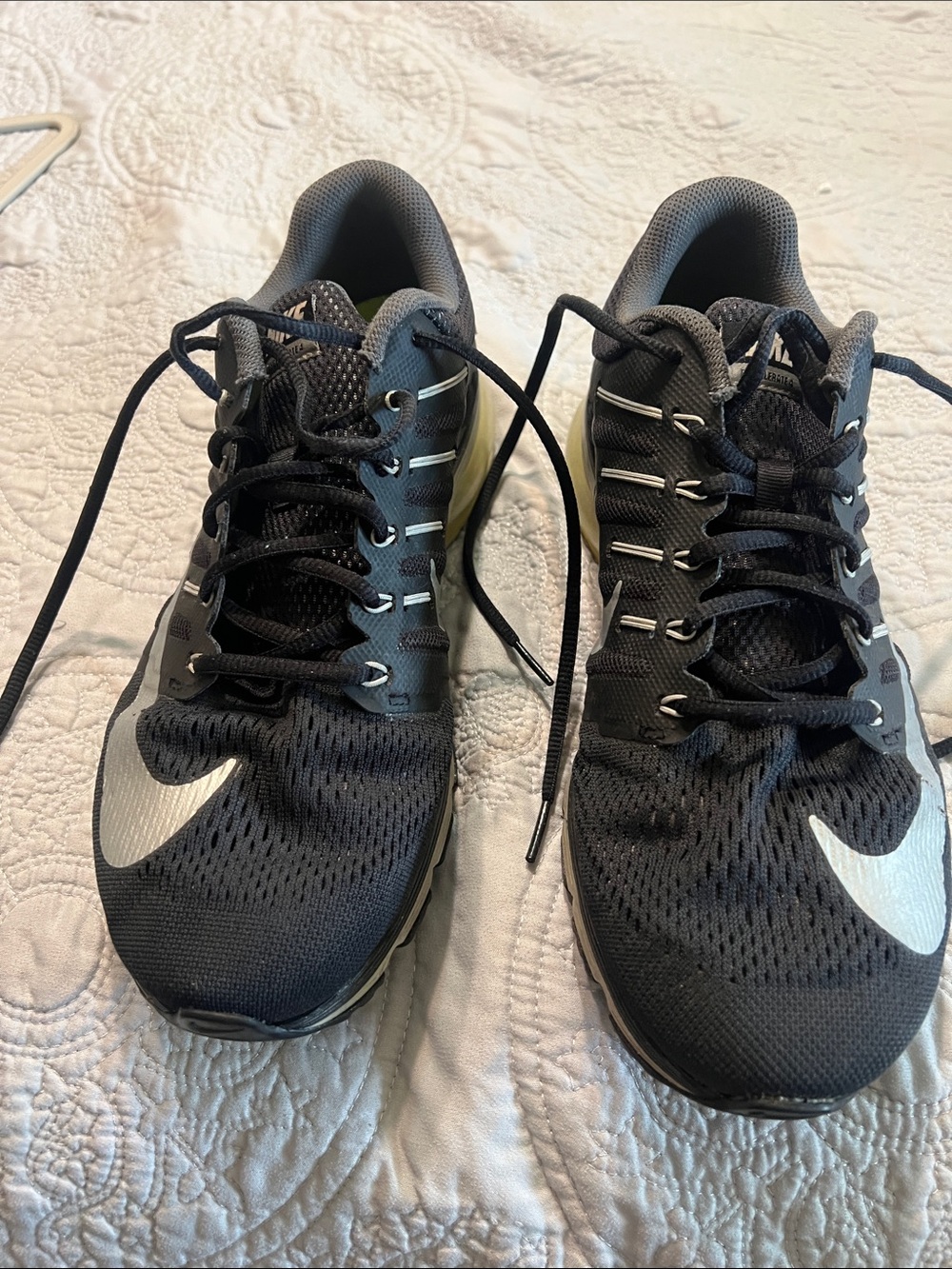 Nike Men's Black and Silver Athletic Running Shoes